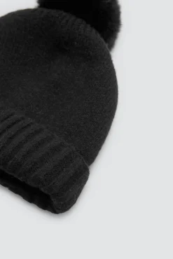 Gorro con pompón negro