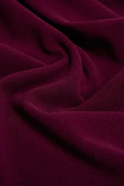 Jersey cálido cuello redondo con textura burdeos