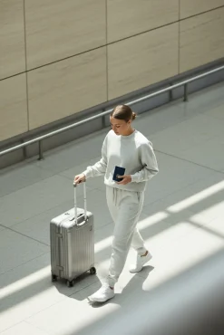 Look de viaje sudadera & jogger gris