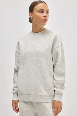 Look de viaje sudadera & jogger gris