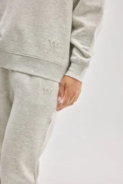 Look de viaje sudadera & jogger gris