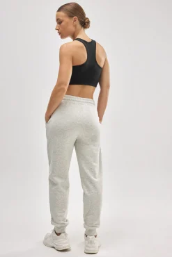 Look de viaje sudadera & jogger gris