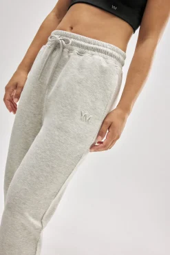 Look de viaje sudadera & jogger gris