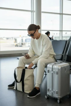 Look de viaje sudadera & jogger marfil