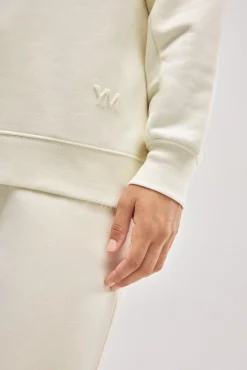 Look de viaje sudadera & jogger marfil