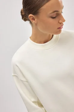 Look de viaje sudadera & jogger marfil