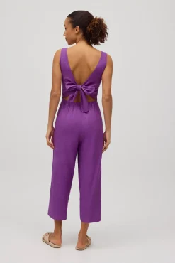 Mono con lino lazo en la espalda violeta