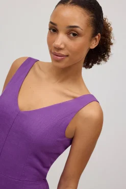 Mono con lino lazo en la espalda violeta