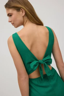 Mono con lino lazo en la espalda verde