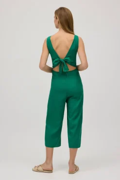 Mono con lino lazo en la espalda verde