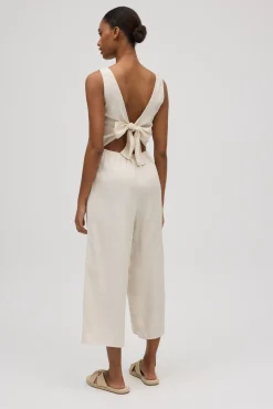 Mono con lino lazo en la espalda