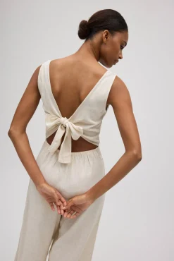 Mono con lino lazo en la espalda