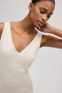 Mono con lino lazo en la espalda