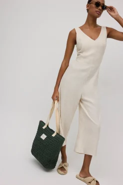 Mono con lino lazo en la espalda