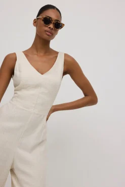 Mono con lino lazo en la espalda