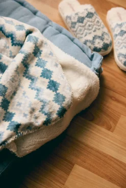 Pack invierno manta y zapatillas estampado étnico azul