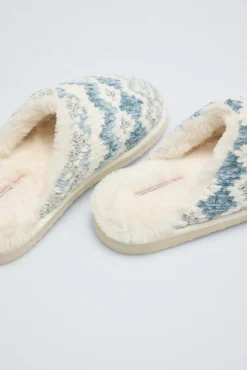 Pack invierno manta y zapatillas estampado étnico azul