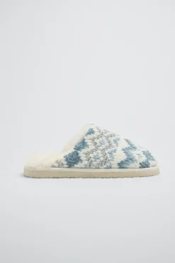 Pack invierno manta y zapatillas estampado étnico azul