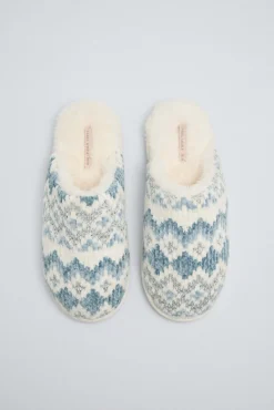 Pack invierno manta y zapatillas estampado étnico azul