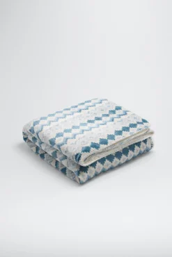 Pack invierno manta y zapatillas estampado étnico azul