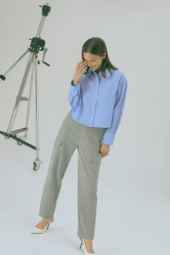 Pantalón casual tipo cargo gris