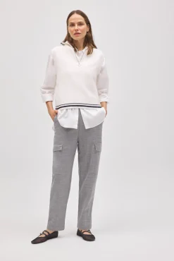 Pantalón casual tipo cargo gris