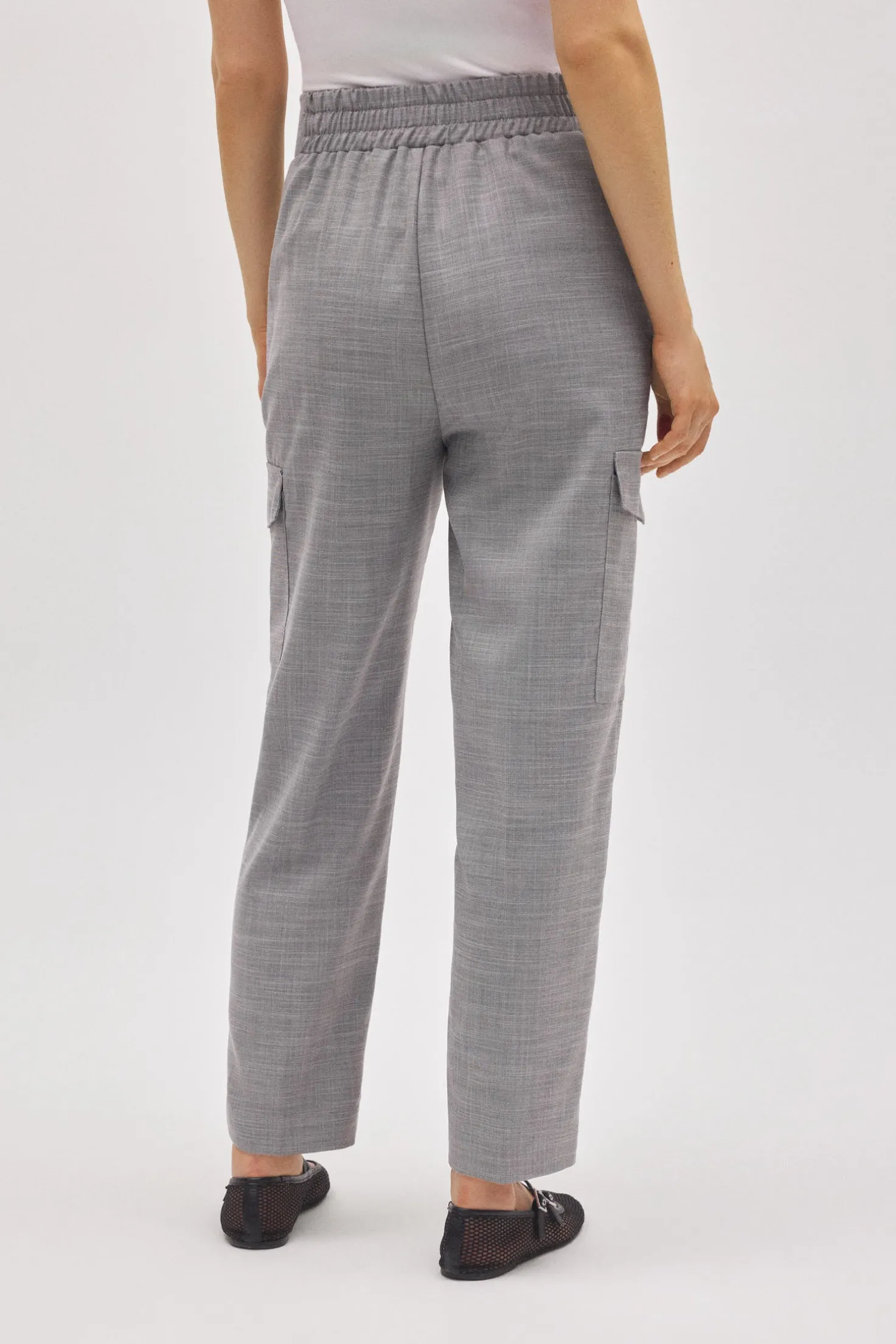 Pantalón casual tipo cargo gris