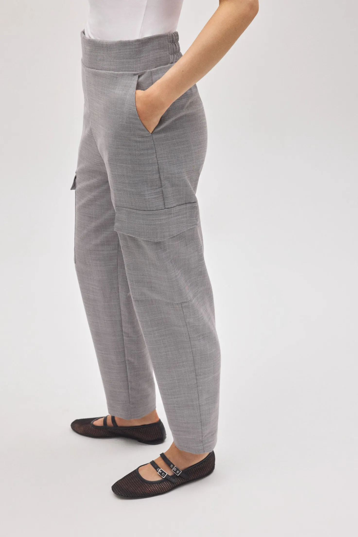 Pantalón casual tipo cargo gris