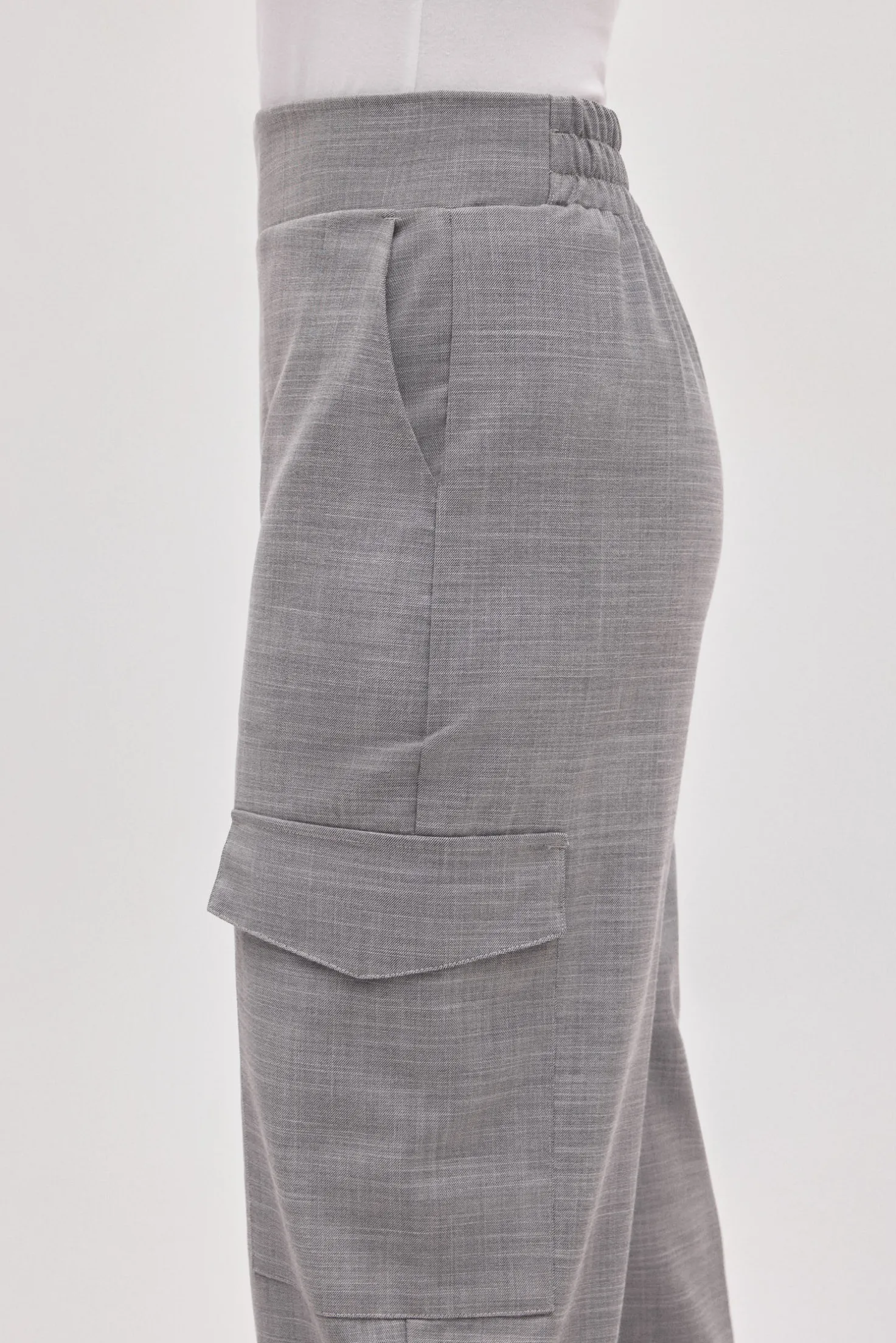 Pantalón casual tipo cargo gris