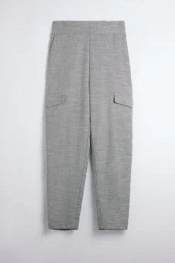 Pantalón casual tipo cargo gris