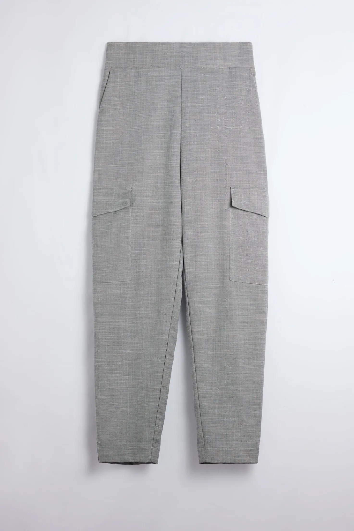 Pantalón casual tipo cargo gris