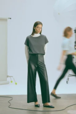 Pantalón efecto piel wide negro