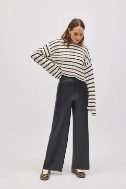 Pantalón efecto piel wide negro