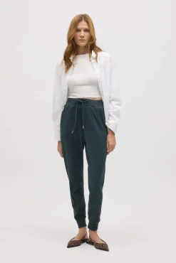 Pantalón jogger con textura verde botella