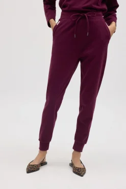 Pantalón jogger con textura burdeos