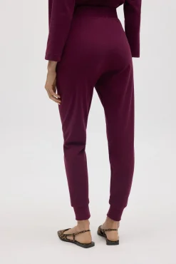 Pantalón jogger con textura burdeos