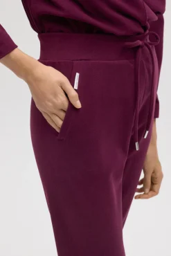 Pantalón jogger con textura burdeos