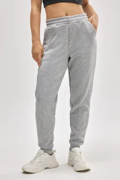 Pantalón jogger deportivo con bolsillos gris
