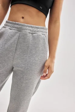 Pantalón jogger deportivo con bolsillos gris