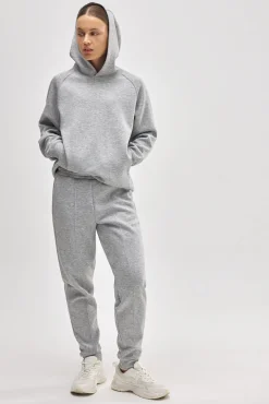 Pantalón jogger deportivo con bolsillos gris