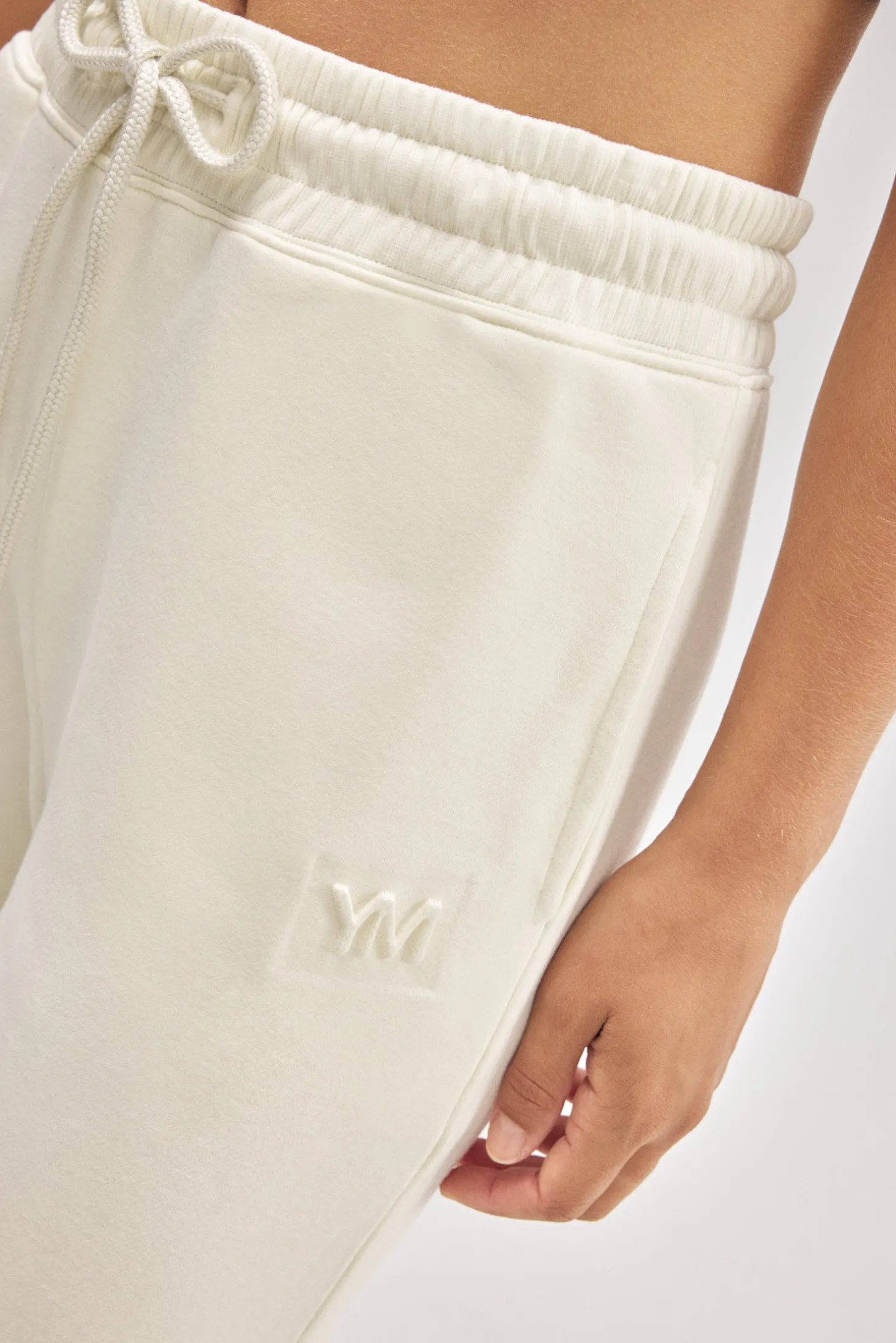 Pantalón jogger deportivo afelpado con cintura ajustable marfil