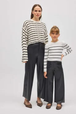 Pantalón niña efecto piel ancho negro