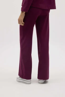 Pantalón recto con textura burdeos