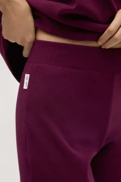 Pantalón recto con textura burdeos