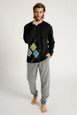 Pijama hombre cuello abotonado detalles gráficos | MUYDEMI