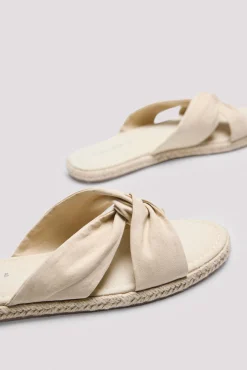 Sandalias planas de tela beige