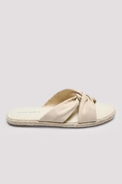 Sandalias planas de tela beige