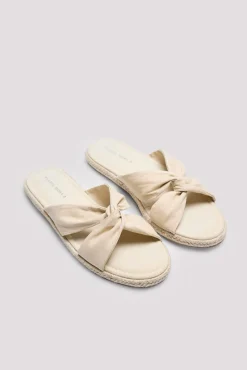 Sandalias planas de tela beige