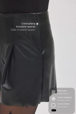 Shorts efecto piel negro