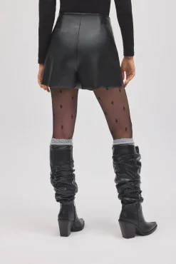 Shorts efecto piel negro